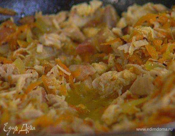 Добавить к бекону лук, чеснок и морковь и все вместе обжарить, затем слегка посолить и поперчить, выложить кусочки кролика, влить 100 мл бульона и прогревать еще 2‒3 минуты, добавить измельченный руками орегано и листья тимьяна, все перемешать и снять с огня.