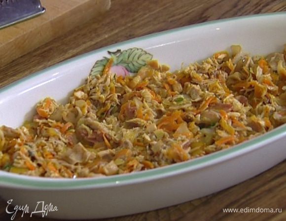 Выложить все в красивую продолговатую форму для запекания, в которой можно подавать пирог на стол.