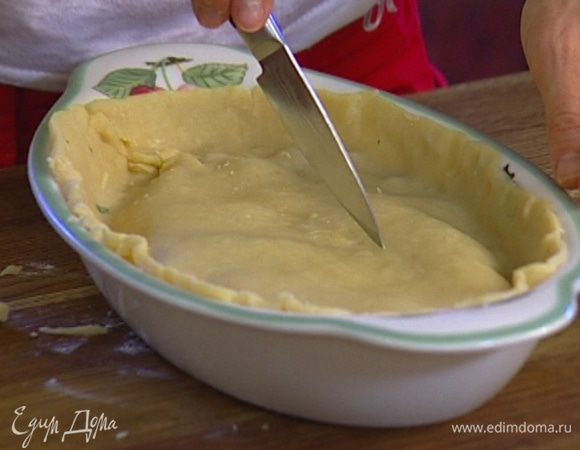 Раскатать тесто, обрезать по размеру формы и накрыть начинку, как крышкой, сделав высокий бортик. В центре на тесте сделать надрез крест-накрест.