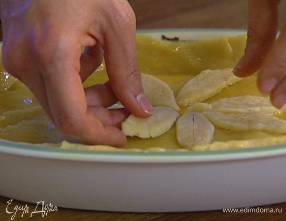 Раскатать обрезанные кусочки теста, вырезать из них листики, выложить их сверху на пирог вокруг надреза и поставить форму в холод на 30 минут.