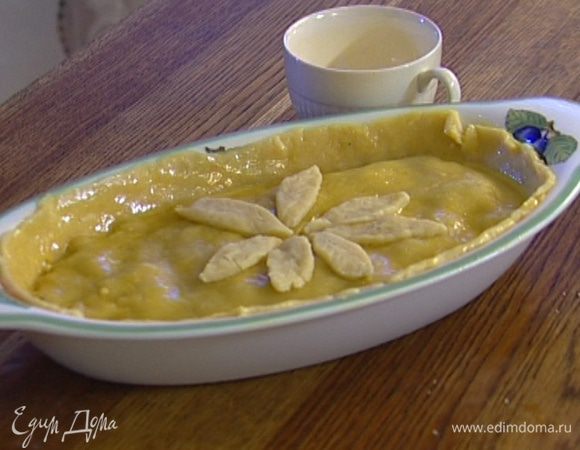 Смазать всю поверхность теста, кроме листиков, яйцом, слегка взбитым с молоком, и выпекать пирог в разогретой духовке 25−30 минут.