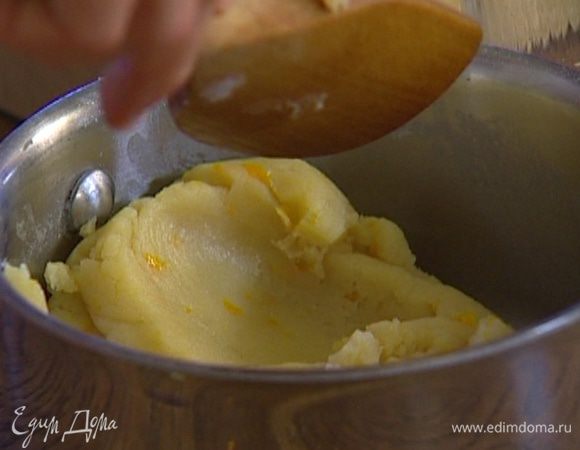 Непрерывно вымешивая, всыпать муку и оставить охлаждаться на 2−3 минуты. 