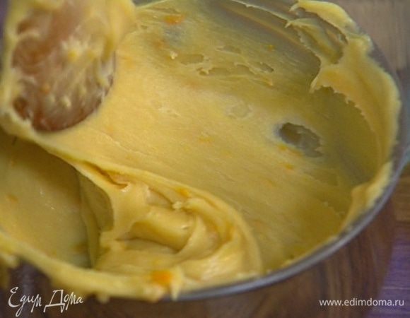 Ввести по одному 3 яйца; если консистенция получится слишком плотная, ввести еще 1 яйцо. Тесто должно получиться гладким и блестящим. 