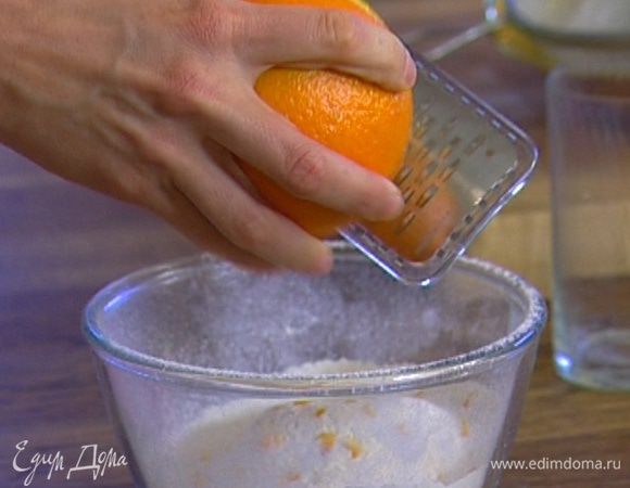 Добавить в тесто 1 ст. ложку апельсиновой цедры и апельсиновый экстракт, вымешать.