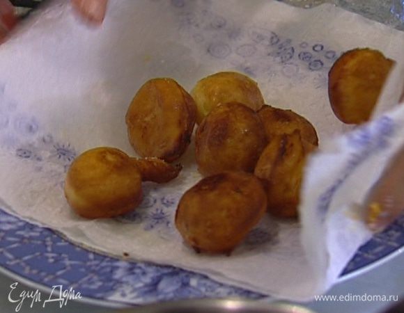 Разогреть в кастрюле растительное масло. С помощью 2 чайных ложек, смоченных в воде, формировать небольшие пончики и жарить в разогретом масле по 2−3 минуты. 