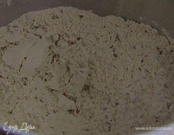 Муку с отрубями просеять, вернуть в нее отруби, которые остались в сите, добавить соду, соль и все перемешать. 
