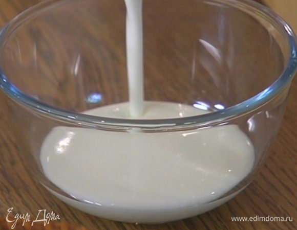 Влить кефир и замесить тесто. 