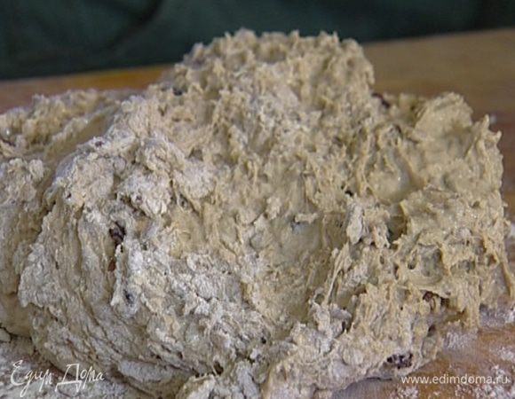 Добавить в тесто все семечки и изюм, еще раз вымесить. 