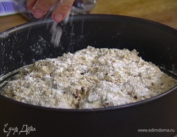 Сделать на тесте глубокий надрез крест-накрест, присыпать мукой и выпекать хлеб в разогретой духовке 40−45 минут.