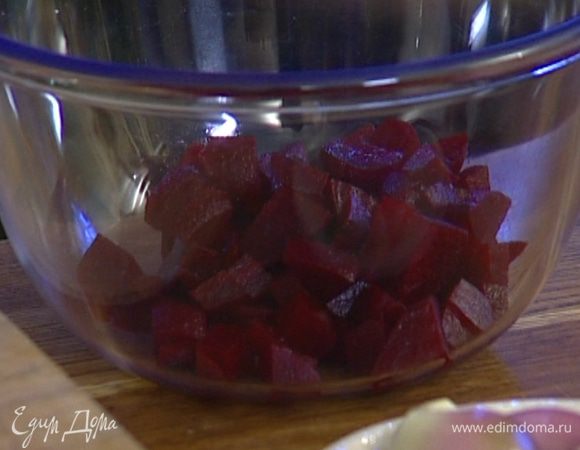 Свеклу предварительно отварить, затем почистить и нарезать кубиками. 