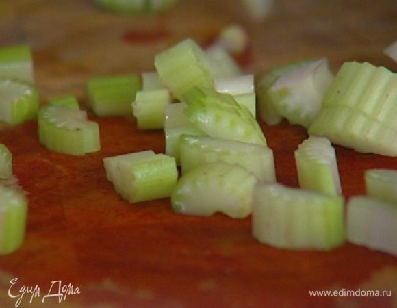 Сельдерей, лук и чеснок крупно порубить. 
