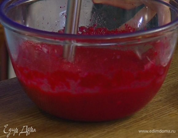 Взбить замаринованные овощи в блендере в однородную, гладкую массу, влить 200 мл ледяной воды и еще раз перемешать. 