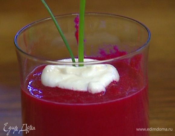 Выложить суп в красивые стаканы, а сверху — по одной столовой ложке хрена с йогуртом, воткнуть в каждый стакан по два пера шнитт-лука.