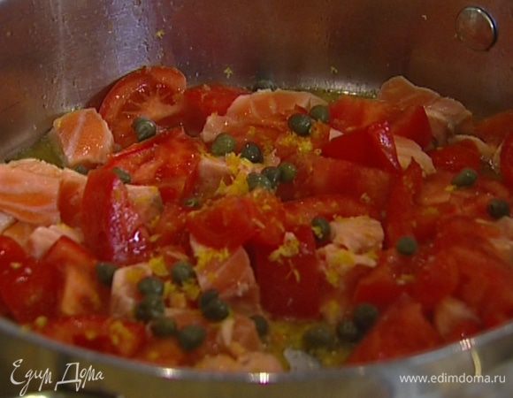 Разогреть в сковороде 2 ст. ложки оливкового масла, добавить семгу, помидоры, каперсы, цедру и сок лимона, посолить и обжаривать все 2−3 минуты. 