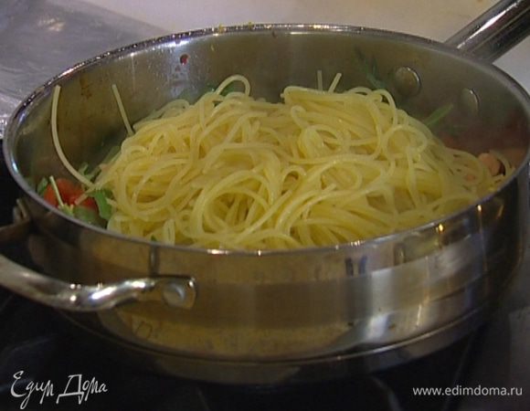 Макароны отварить в подсоленной воде, затем слить и выложить в сковороду к семге. 