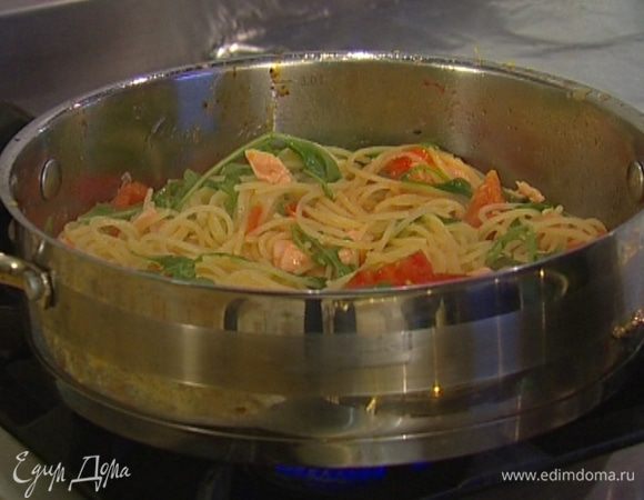 Добавить руколу, поперчить и все перемешать. 