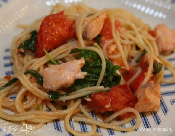 Сбрызнуть оливковым маслом и тут же подавать.