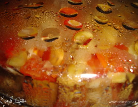 Минут через 15 по квартире поплывет нежный аромат овощей и черного перца. Но нужно подождать еще немного и ваше терпение будет вознаграждено вкуснейшим рагу.
У меня со вчерашнего дня оставалась запеченная рыба (белый амур), к которой очень здорово подошел рататуй в качестве гарнира. Перед подачей не забудьте посыпать зеленью.