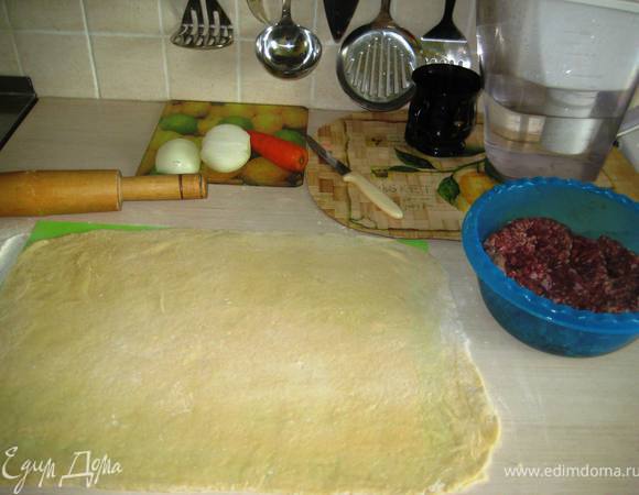Замесить тесто,как на пельмени!Расскатать его в квадратный-по возможности-пласт.