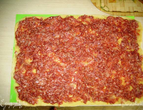 Приготовить фарш: смолоть мясо,добавить яйцо,соль,тёртую на тёрке морковь и пассерованный на сливочном масле лук! Всё перемешать и выложить тонким слоем на лепёшку!