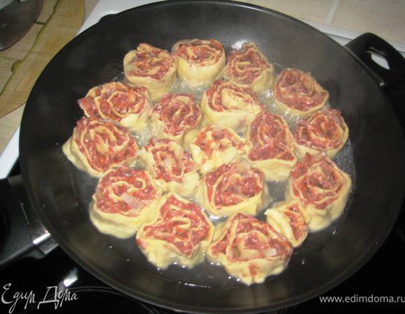 Скатать тесто в рулет-делать это аккуратно.И порезать рулет на "улиточки" толщиной 2-3см.Варить их следует на пару,я тушила в сковороде,до готовности фарша.Подавать можно с соусом или майонезом!