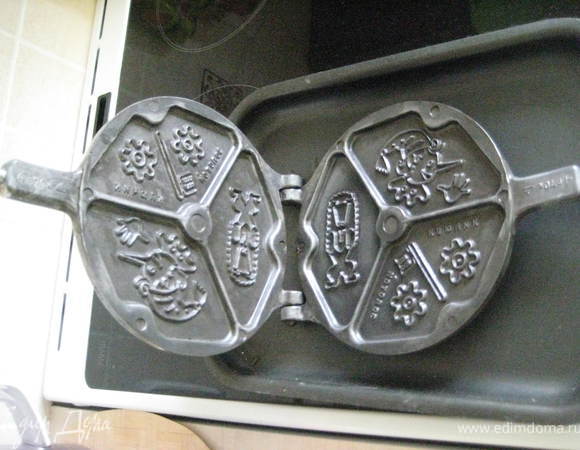 Масло растопить,муку и соду перемешать.Яйца взбить с сахаром,не прекращая взбивать, влить кефир,затем добавить масло и ещё немного взбить.Всыпать муку-хорошо вымешать ложкой.Вафельницу разогреть,смазать маслом и выпечь  вафли.Подавать с вареньем,мёдом,сгущёнкой,сливками!