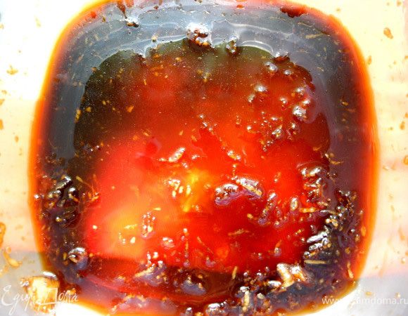 Баклажаны очистить и порезать достаточно крупными кусочками, посолить немного и оставить на 10 мин. В это время нарезать кабачок и подготовить соус: смешать соевый соус, бальзамический уксус, мед, имбирь .