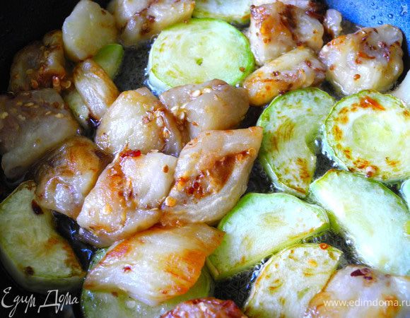 Баклажаны отжать, обжарить их в смеси растительного и кунжутного масел вместе с кабачками.