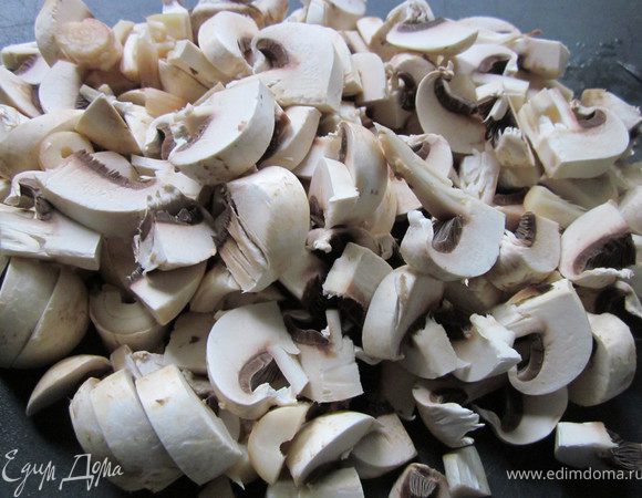 Шампиньоны вымойте и нарежьте произвольно.