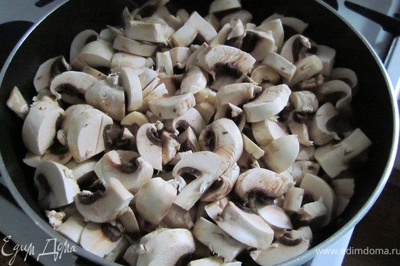 Добавьте к луку грибы, готовьте, пока не испарится лишняя влага.