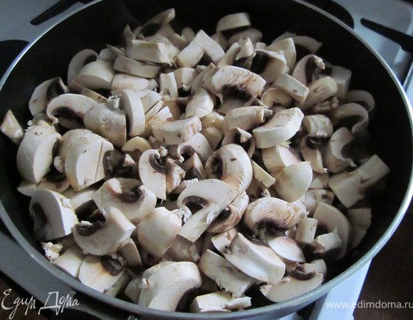 Добавьте к луку грибы, готовьте, пока не испарится лишняя влага.