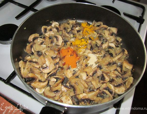 Добавьте специи (у меня куркума, белый перец, имбирь, острый красный перец,) и немного соли. 