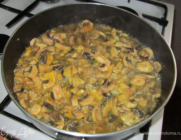 Залейте грибы овощным бульоном (можно просто горячей водой) и тушите 5–7 минут.