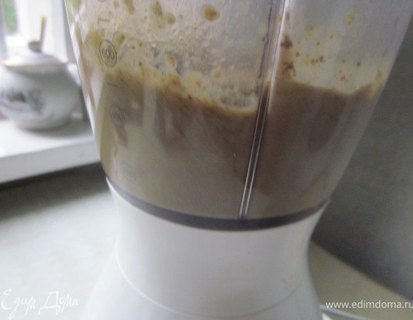 Пюрируйте суп с помощью блендера.