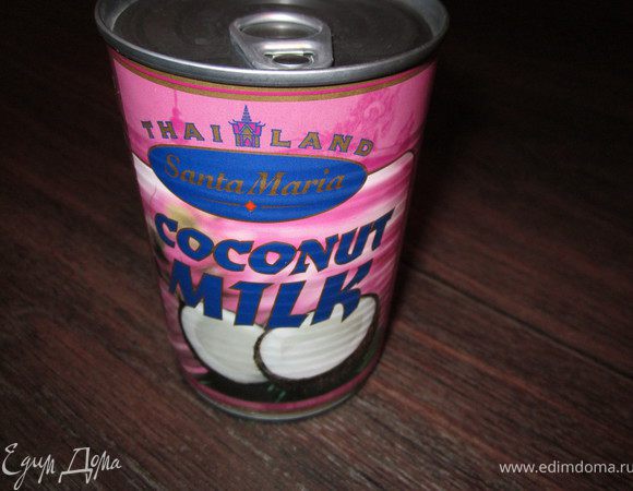 Добавьте кокосовое молоко, хорошо размешайте и прогрейте до первых пузырьков. Попробуйте и досолите суп по необходимости.