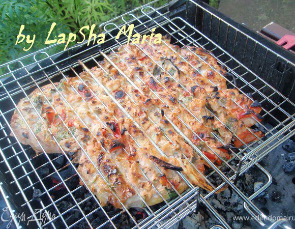 Мясо разместим на решетке и положим на угли. Готовится примерно полчаса — зависит от углей и мяса. Получается сочно и очень вкусно! Приятного аппетита!