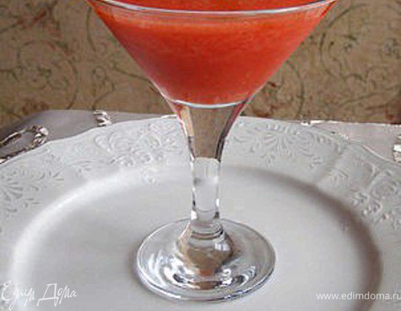 В блендере измельчить лёд в крошку, добавить клубнику, мёд, сок лайма и ром, взбить, разбавить минеральной водой, перемешать и разлить по бокалам. Украсить коктейль листиками мяты.

Кстати, такой коктейль можно приготовить и из замороженных ягод, лёд тогда добавлять не нужно.