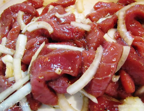 Говядину тонко нарезать, добавить нарезанный соломкой лук, свежемолотую смесь перцев, соевый соус (добавляла "на глаз", 3-4 ст.л.) и мед. Тщательно перемешать и оставить мариноваться, пока подготавливаем овощи, 5-10 минут.