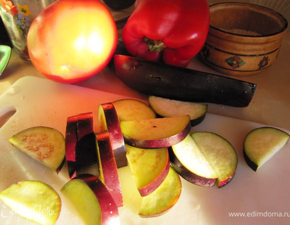 Овощи моем и начинаем нарезать...