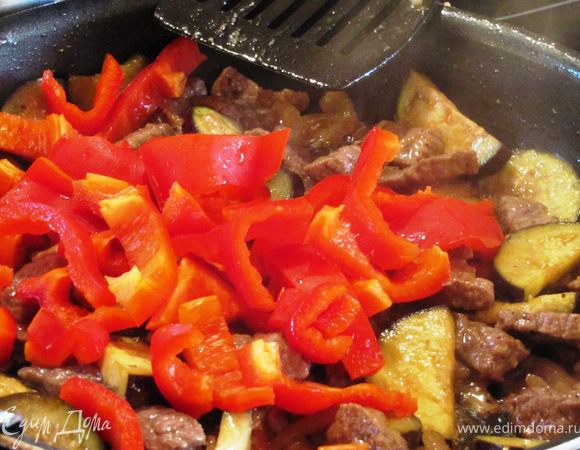 Добавляем нарезаный баклажан. Пока мясо с баклажаном тушатся, нарезаем соломкой перец.