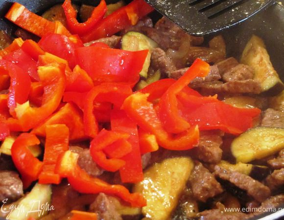 Добавляем к рагу, перемешиваем.