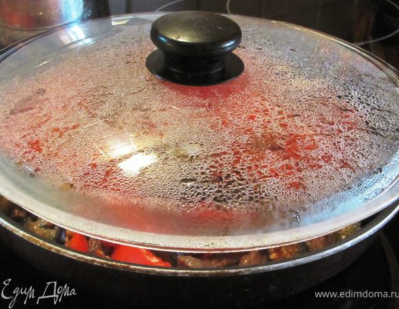 Накрываем крышкой, уменьшаем огонь.