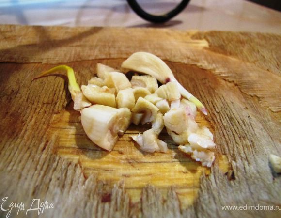 Рубим чеснок и добавляем к рагу.