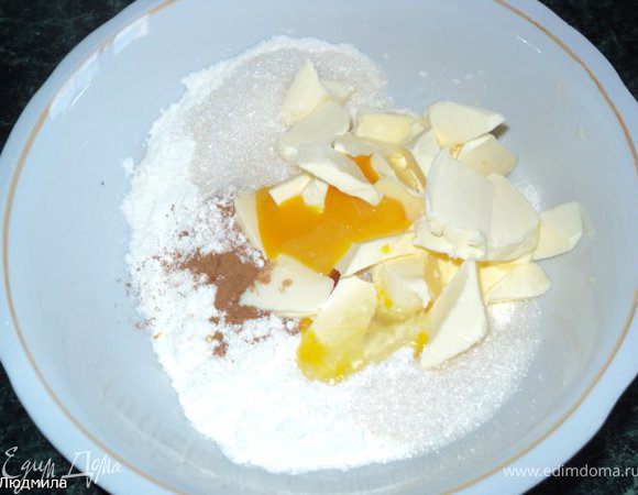 Смешать муку, сахар, корицу, щепотку соли и размягченное сливочное масло, 