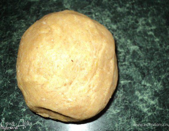 быстро замесить тесто, завернуть его в пищевую пленку и положить в холодильник на 20мин.