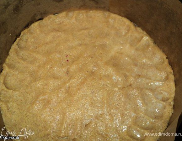 Дно и бока разъемной формы застелить бумагой для выпечки, смазать растительным маслом. Миндаль слегка поджарить, охладить и измельчить в блендере.
Тесто слегка раскатать, положить на дно формы, разровнять.
