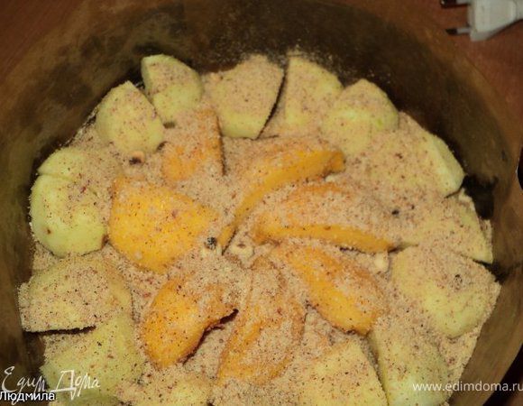 Яблоки и персики очистить от шкурки, разрезать на 6 частей. Яблоки и персики уложить на основу, посыпать молотым миндалем и сахаром.