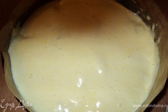 Бисквитное тесто выложить ложкой на яблоки и персики. Запекать в духовке при температуре 180 градусов 35-40мин.