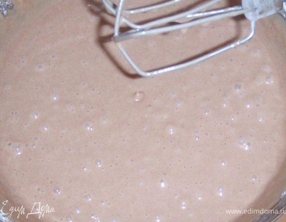 В глубокую миску всыпать сахар и какао, все перемешать. Яйца взбить и добавить в сахарную смесь, затем добавить сметану и гашеную соду. Затем постепенно добавить муку. 