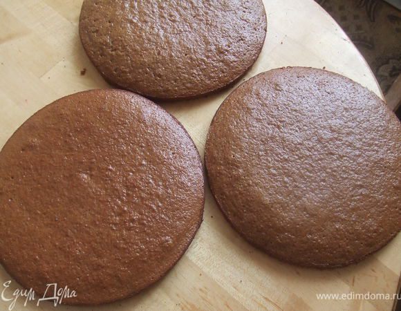 Готовое тесто разделить на 3 части, и испечь 3 коржа. 